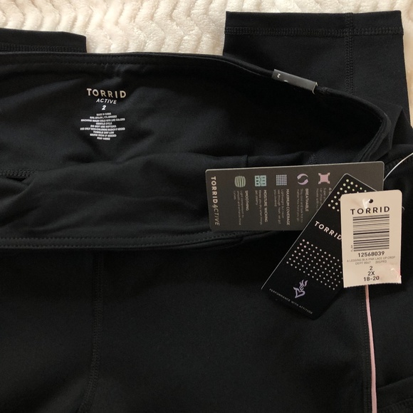 Torrid Lattice Front Crop Active Legging w/Pockets - Picture 12 of 13